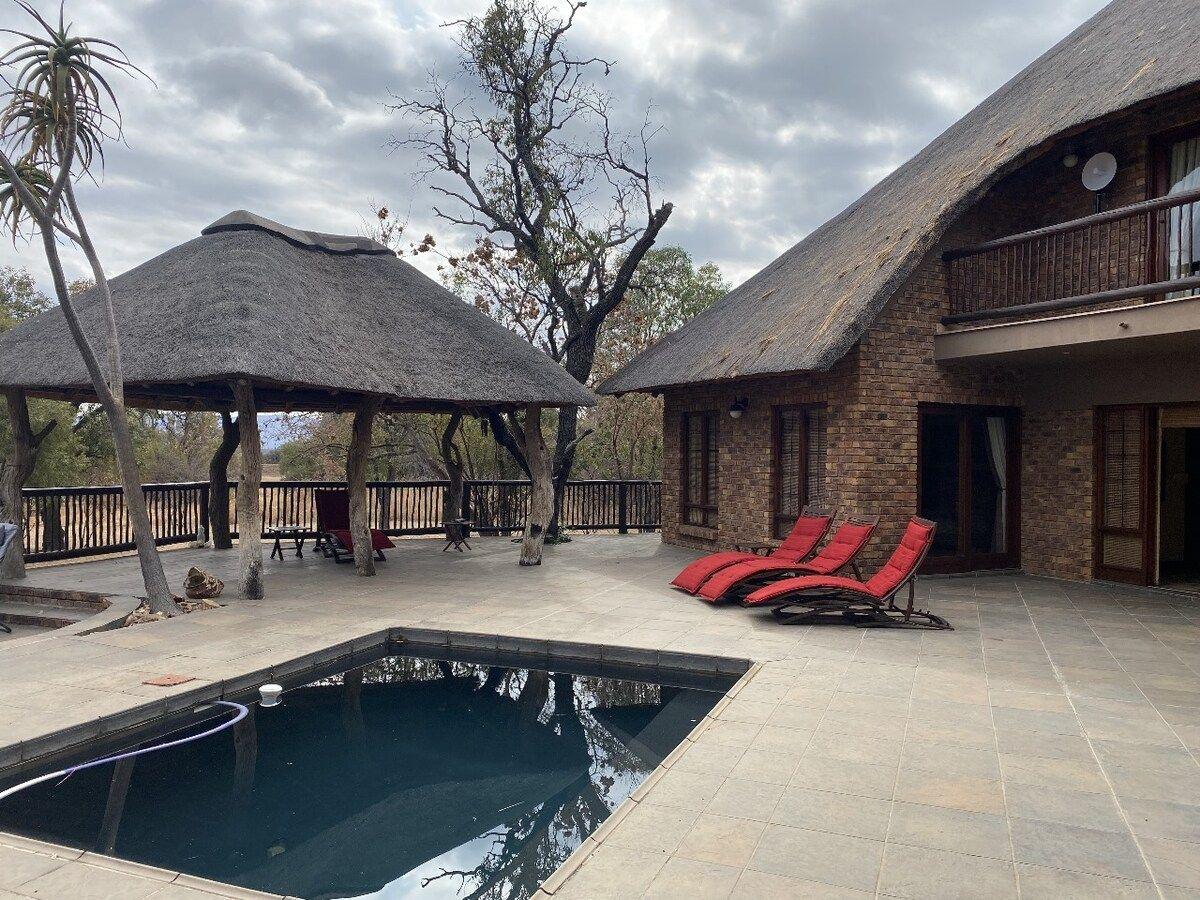 The private pool and the thatched lapa